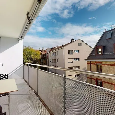 Apartment Very 1br Flat With Sunny Balcony - Sky4